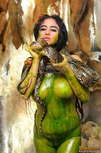 dewi persik ciuman