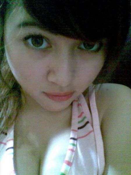 cewek cantik bugil ngangkang
