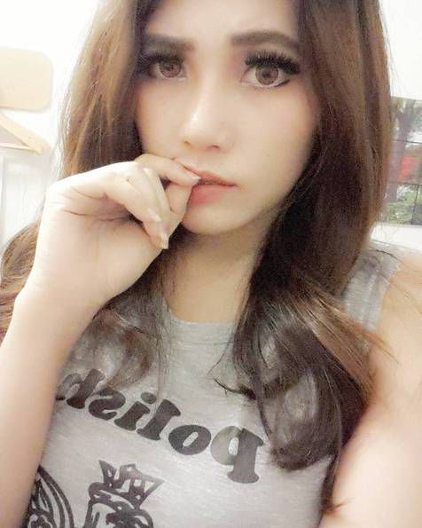 wanita tanpa pakaian apapun