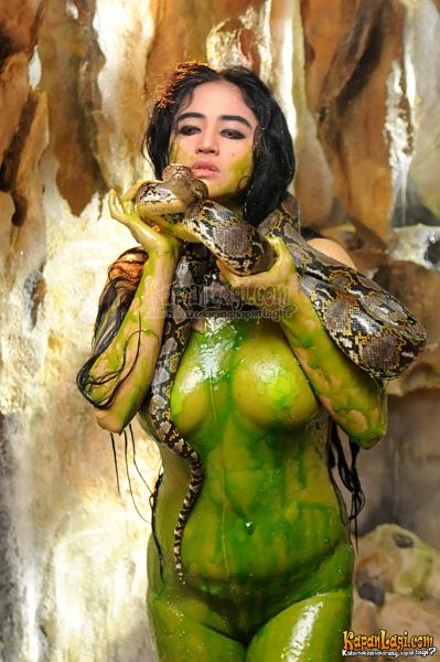 dewi persik mandi