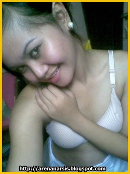 cwe cantik buka baju tt