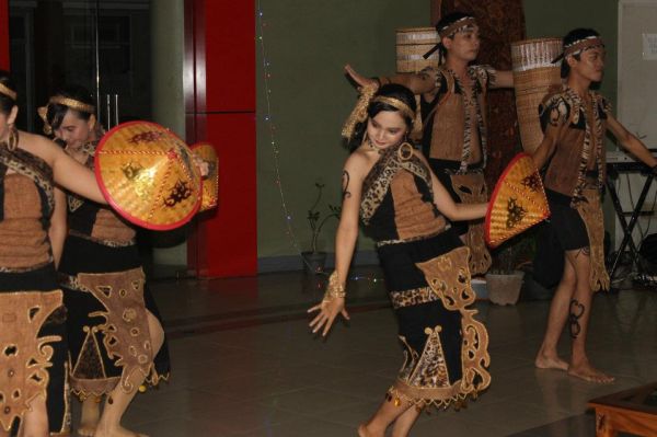 adat istiadat suku dayak