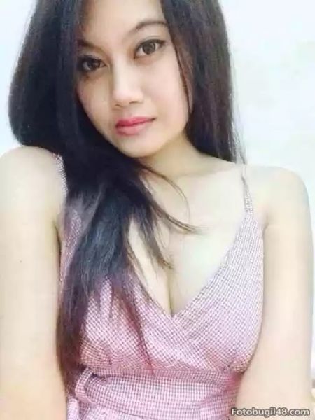 cewek cantik bugil ngangkang