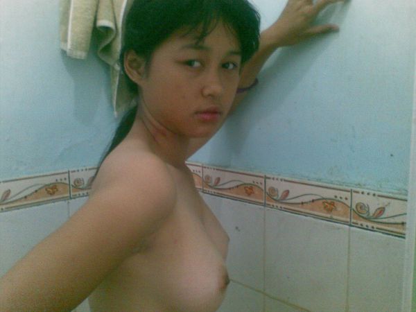 wanita mandi bersama lelaki
