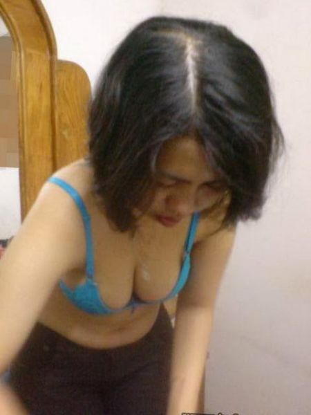 gambar perempuan kelihatan susu
