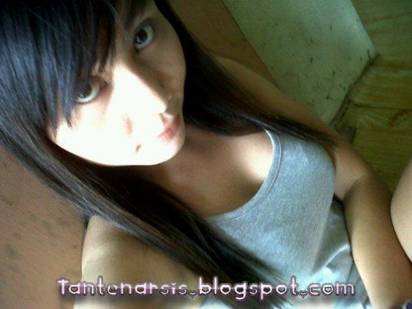 gambar perempuan kelihatan susu