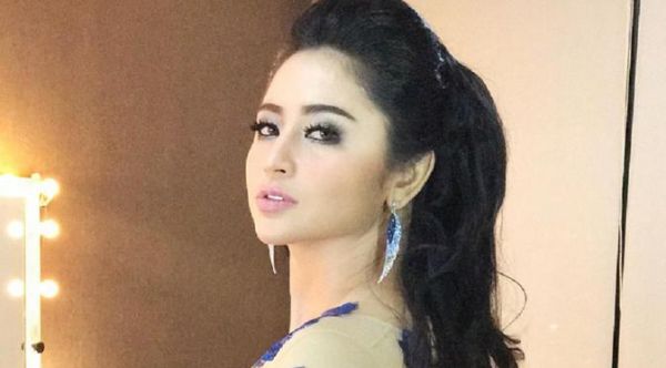dewi persik ciuman