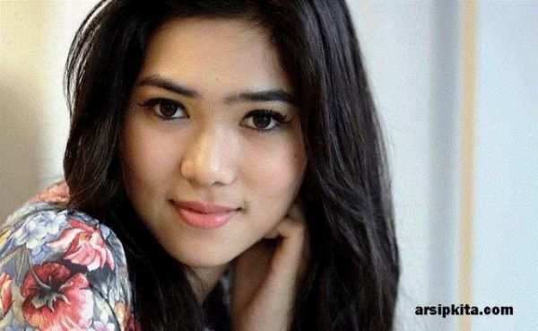 isyana sarasvati hot