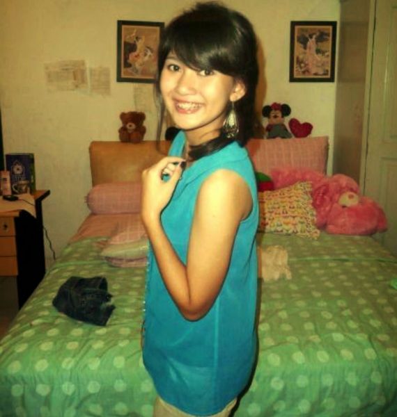 gadis cantik pamer memek