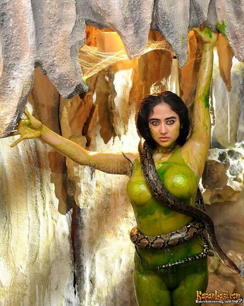 dewi persik lagi mandi