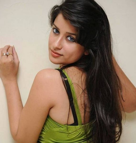 aditi sajwan armpits