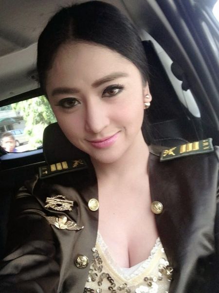 dewi persik lagi mandi