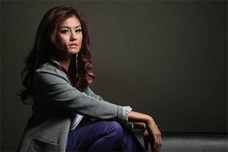 agnes monica buka celana