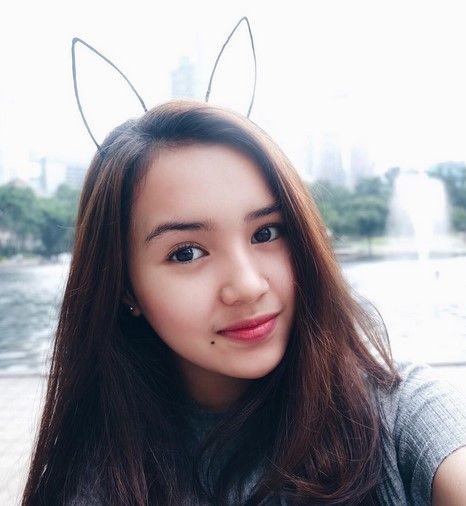 pamer payudara artis