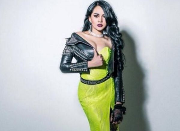 kartika putri ganti baju