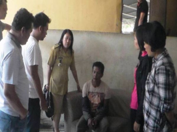 polisi dipaksa bugil