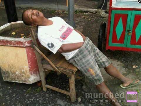 photo lucu orang nyengir