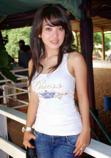 gambar syahrini hot