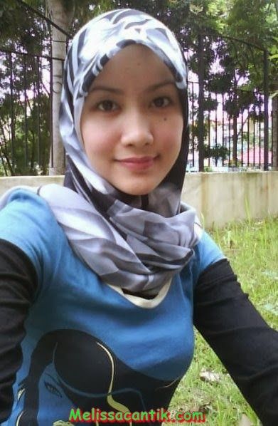 samping dari wanita berjilbab