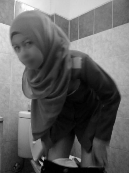 ngintip cewek pipis