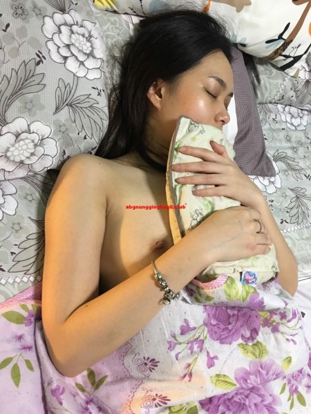 cewek tidur bugil