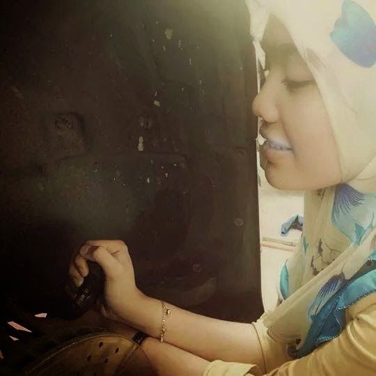 cewek cantik mandi di kali