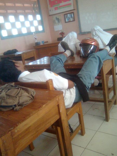 guru mengajar di kelas