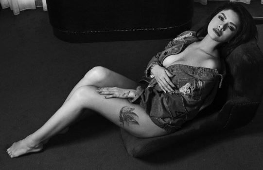 artis pakai baju transparan