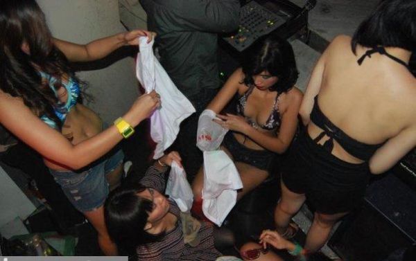 cewek buka baju orang