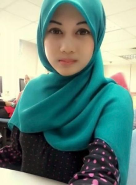cewek jilbab ngangkang