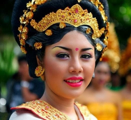 baju adat bali hitam putih