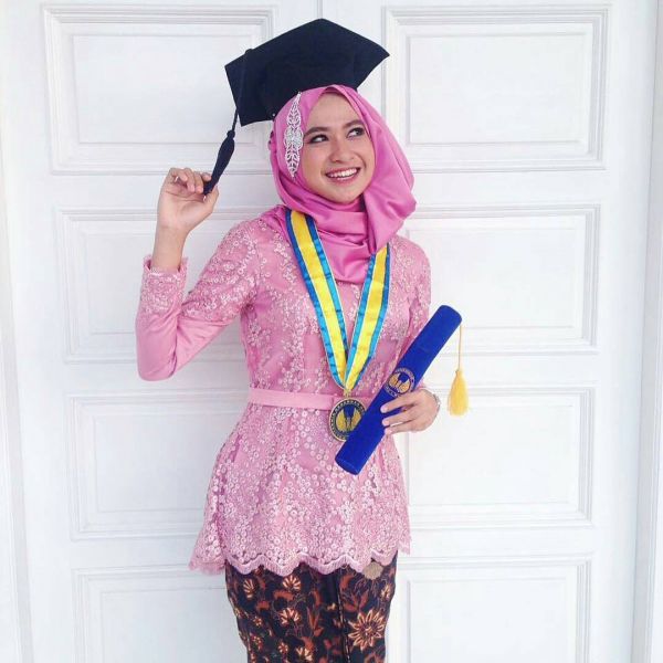 wanita baju adat bali