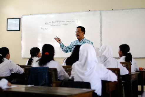 guru mengajar dini