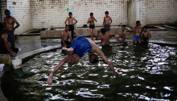 kolam renang bugil