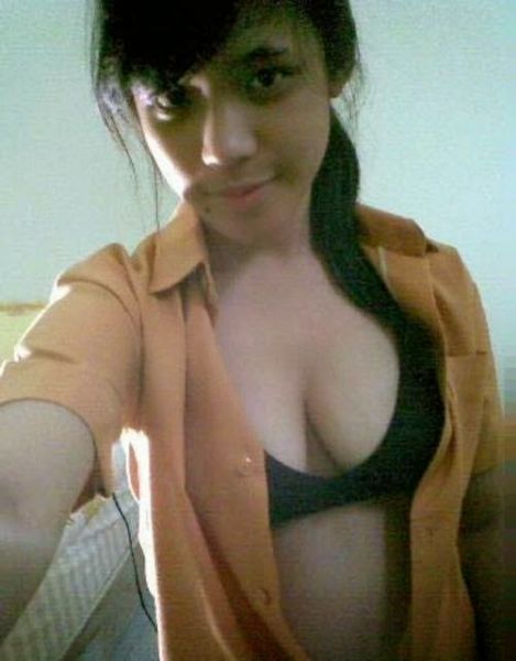 foto wanita ngangkang pamer memek