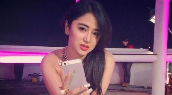dewi persik ganti baju