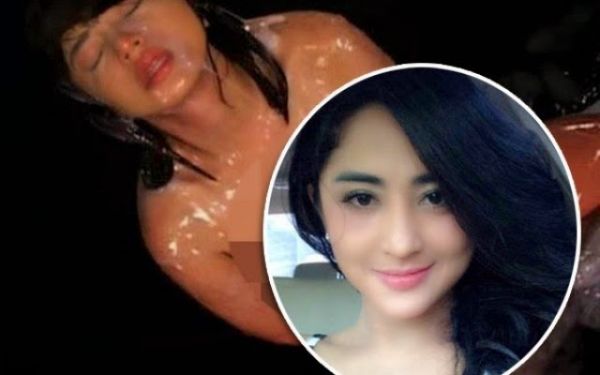 nikita mirzani tanpa busana