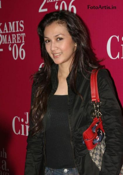 dina lorenza suami