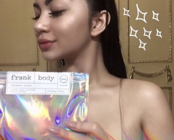 gambar cewek ngangkang pamer memek
