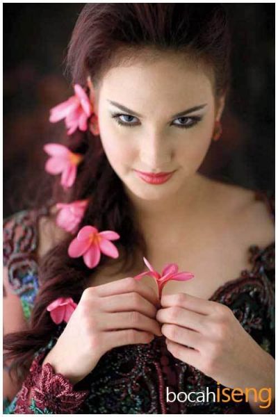 gambar memek luna maya