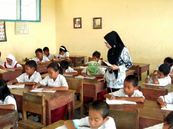 gambar perempuan kartun guru