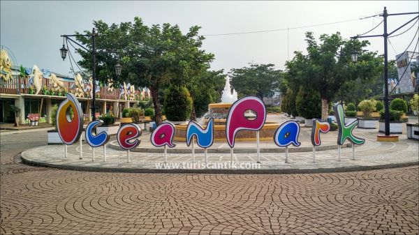 kolam renang di samping rumah