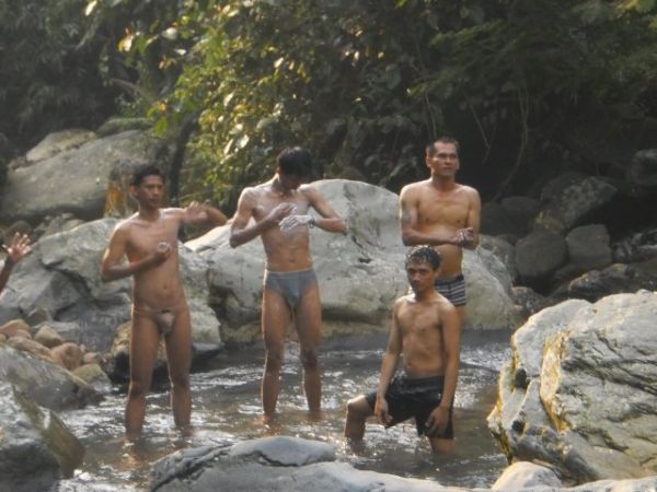lukisan orang mandi
