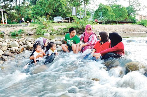 mandi sungai spy