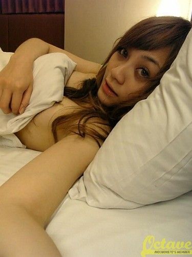 ngintip cewek pipis