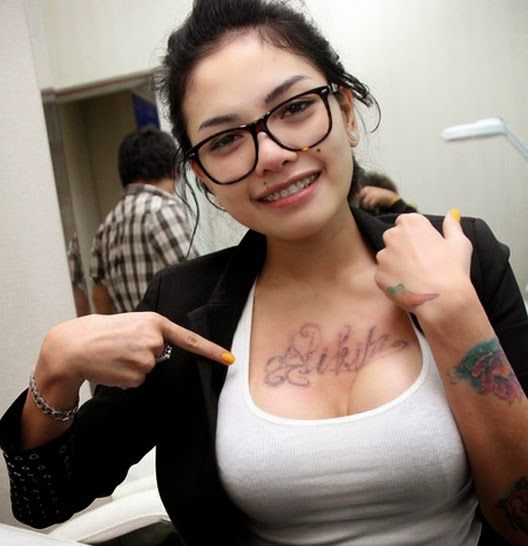 nikita mirzani ngangkang