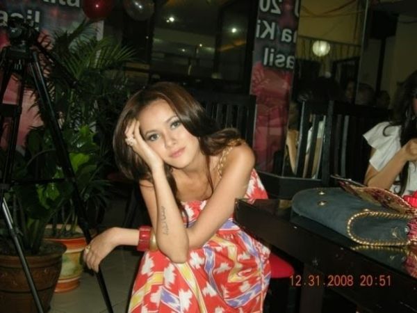 model majalah hot