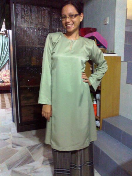 dewi persik sedang buka baju