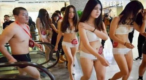 gambar artis buka baju