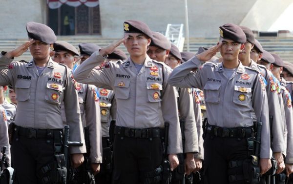 polisi pria